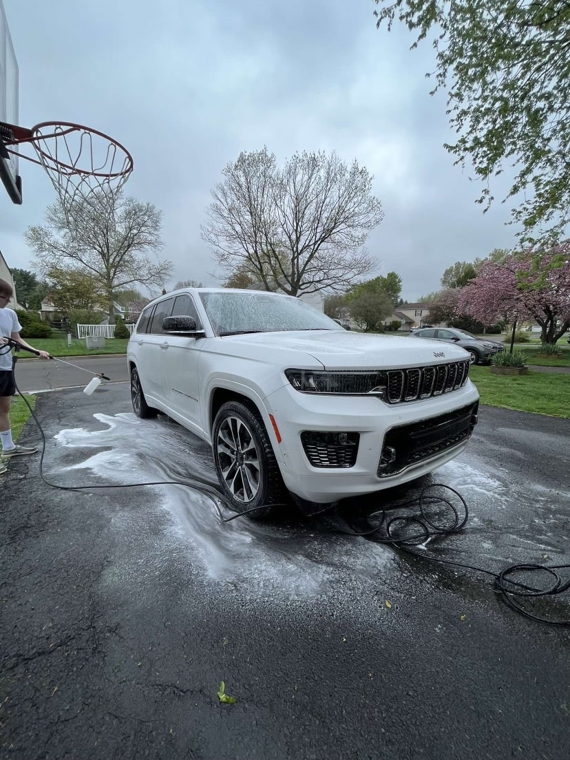 Jeep getting exterior detailed with mobile detailing company in Philadelphia, VNN Auto Detailing