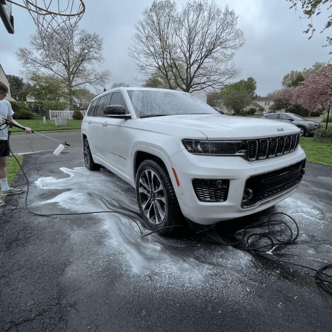 Jeep getting exterior detailed with mobile detailing company in Philadelphia, VNN Auto Detailing